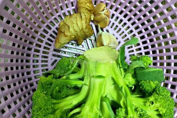 西兰花炒肉的做法图解1