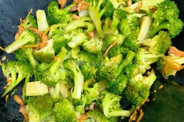 西兰花炒肉的做法图解7