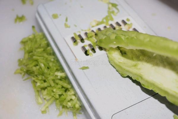 一点也不苦的苦瓜摊鸡蛋的做法图解2