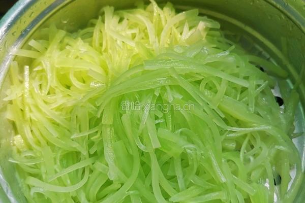 凉拌莴笋丝的做法图解4