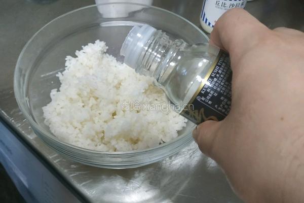 比店里都好吃的超满足元气满满金枪鱼饭团的做法图解2