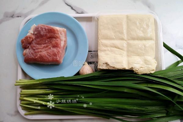 韭菜炒豆腐的做法图解1