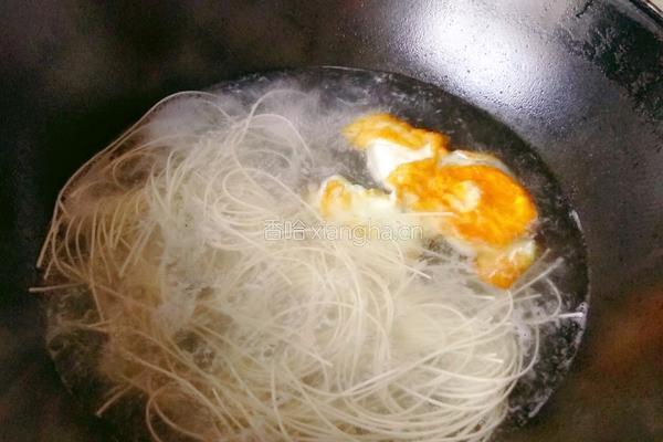 酸辣鸡蛋面的做法图解4
