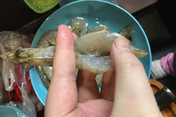 0失败的宴请大菜（蒜茸粉丝蒸虾）的做法图解4