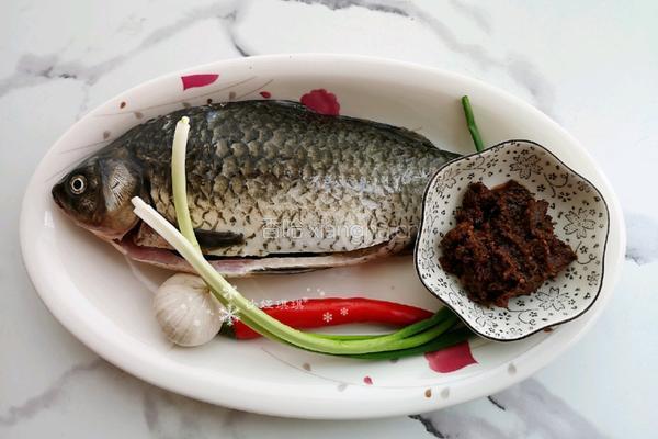 牛肉酱焖鲫鱼的做法图解1