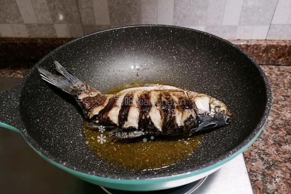 牛肉酱焖鲫鱼的做法图解7