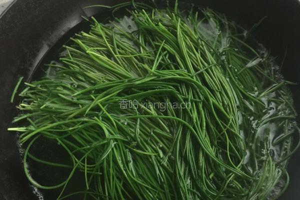 凉拌沙葱的做法图解2