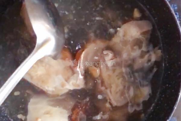 腊猪蹄海带黄豆汤的做法图解2