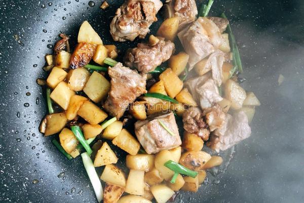 土豆烧排骨的做法图解6