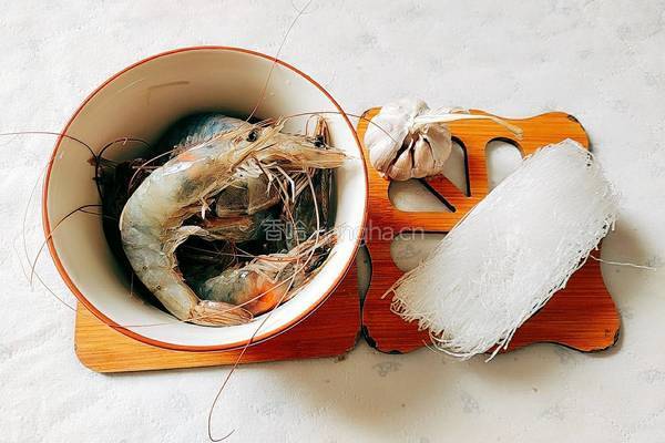 粉丝蒸南美白对虾的做法图解2