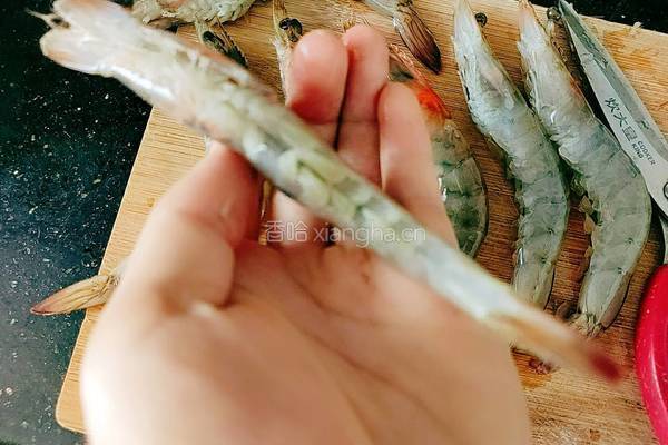 粉丝蒸南美白对虾的做法图解4