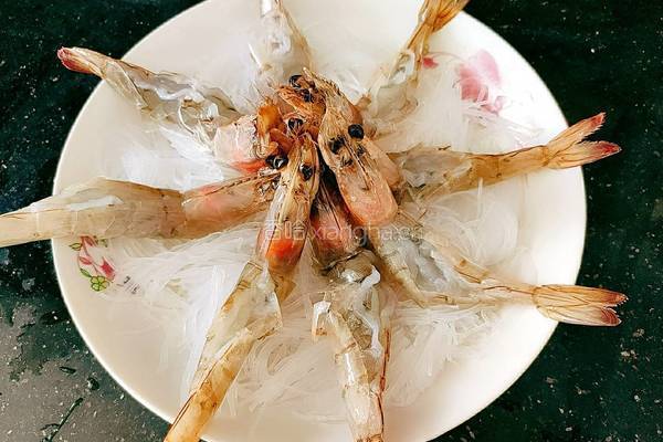 粉丝蒸南美白对虾的做法图解10