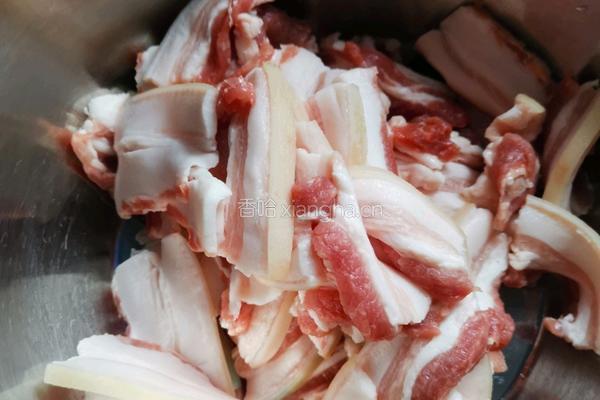 土豆粉蒸肉的做法图解1