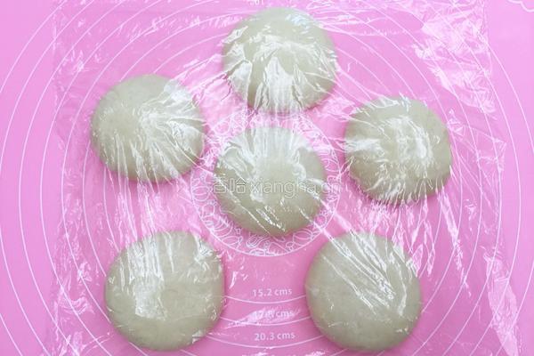 花朵豆沙面包的做法图解6