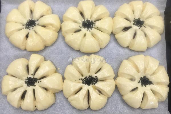 花朵豆沙面包的做法图解13