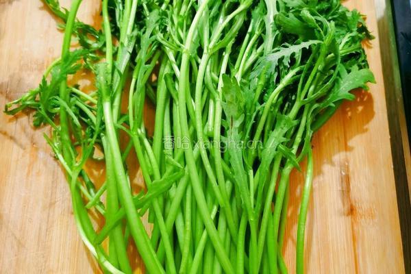 白灼茼蒿的做法图解1