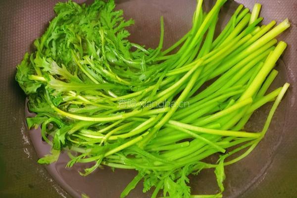 白灼茼蒿的做法图解3