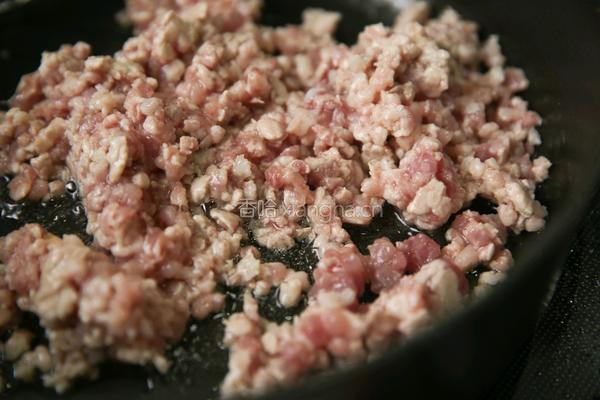 蒜香甜辣肉酱的做法图解3