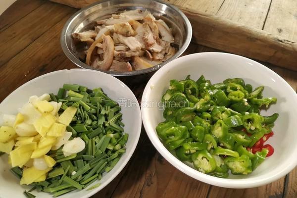 辣椒炒猪嘴肉的做法图解3
