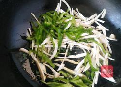 手撕青椒杏鲍菇面的做法图解3