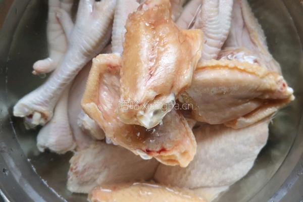 虎皮鸡翅烧腐竹的做法图解1
