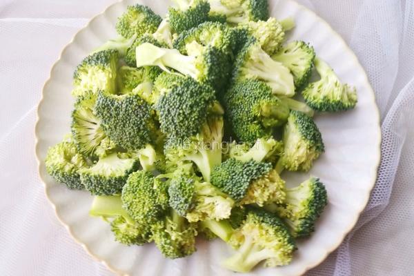 西兰花炒菌菇的做法图解2