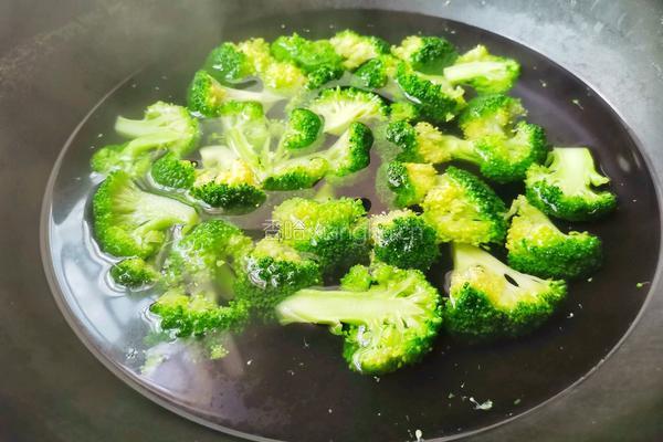 西兰花炒菌菇的做法图解4