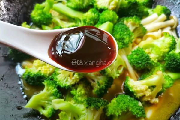 西兰花炒菌菇的做法图解9