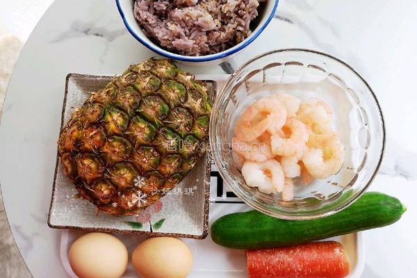 菠萝虾仁炒饭的做法图解1