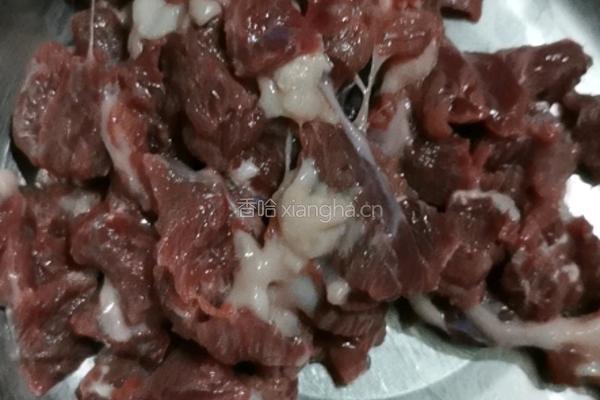 香菜牛肉丁的做法图解2