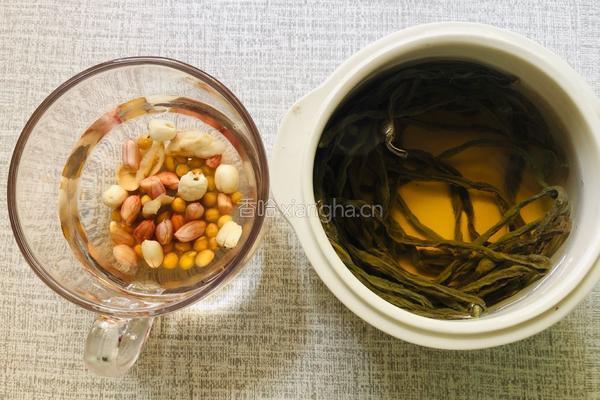 腊肉炖干缸豆的做法图解1