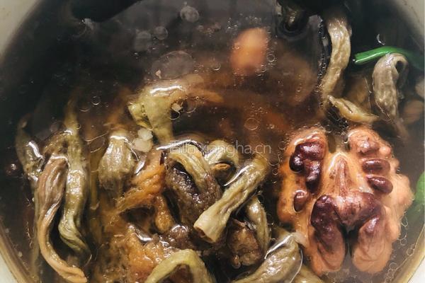 腊肉炖干缸豆的做法图解5