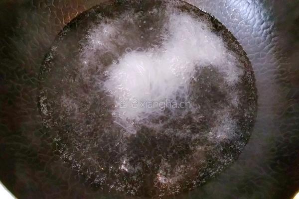 包菜炒粉丝的做法图解3