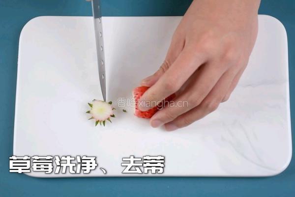 简单2步教你做好吃到跺脚的草莓炼乳奶冻的做法图解1