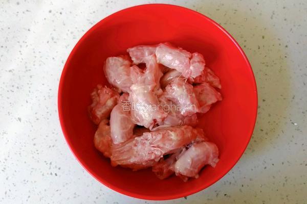 既是零食又是下饭菜的香卤鸡脖的做法图解1