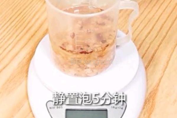 茉莉银耳奶茶的做法图解1