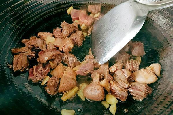 胡萝卜烧牛腩的做法图解7