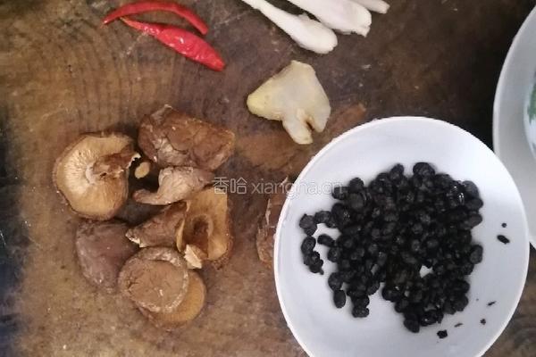 电饭煲蒸鸡的做法图解1