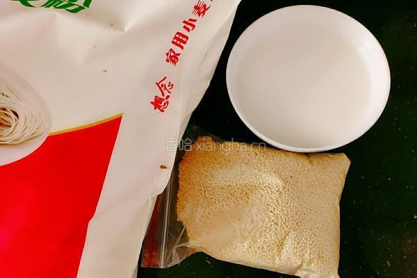 奶香芝麻花卷的做法图解2