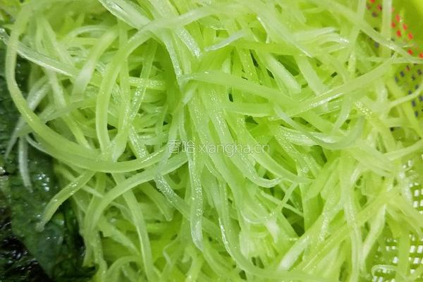 蒜香莴笋丝的做法图解2
