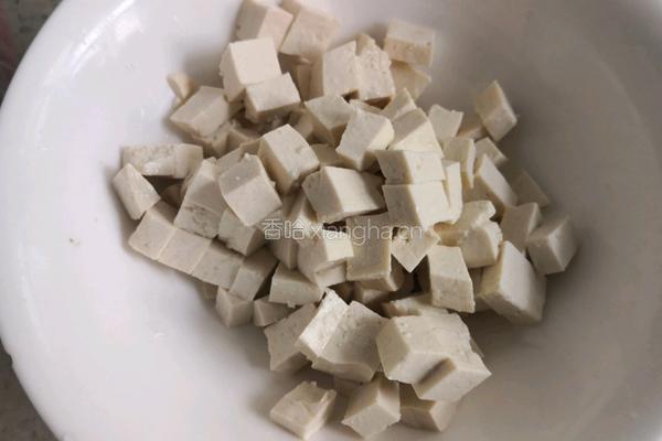 香椿芽拌嘴小豆腐的做法图解2