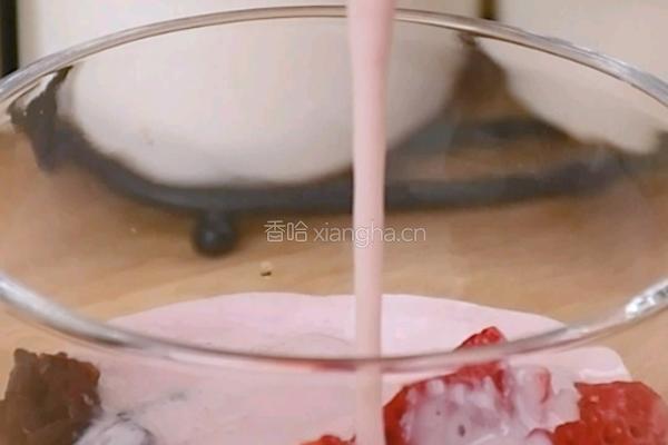 超好喝的草莓白玉奶昔只需5步轻松搞定的做法图解5
