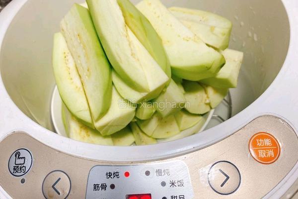 咸蛋黄茄子的做法图解1