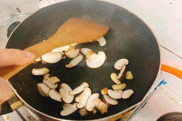 香菇青菜的做法图解3