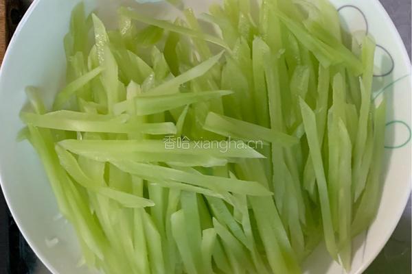 莴笋炒肉丝的做法图解2