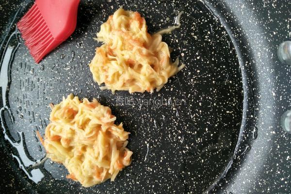 胡萝卜土豆饼的做法图解5