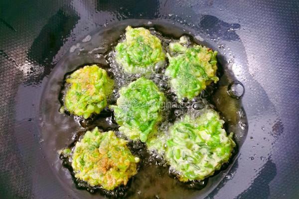 炸茼蒿丸子的做法图解9