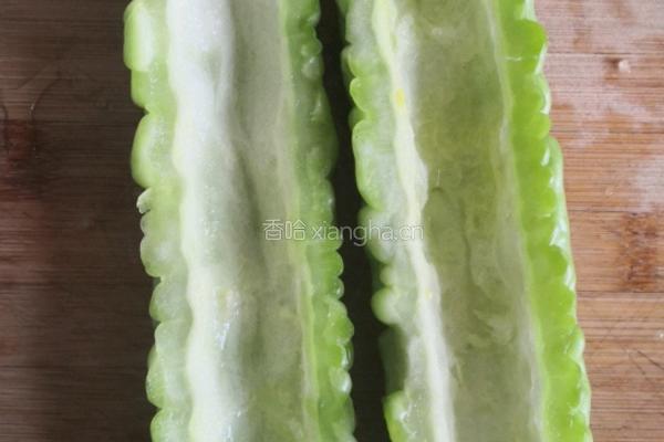 苦尽甘来之苦瓜炒蛋的做法图解2