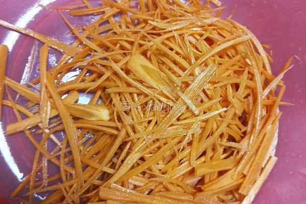 炒红萝卜丝的做法图解2