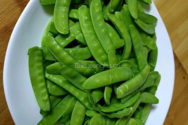 香肠豌豆荚的做法图解1